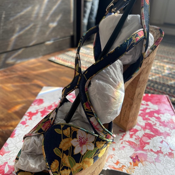 Shoes - Picture 3 of 8